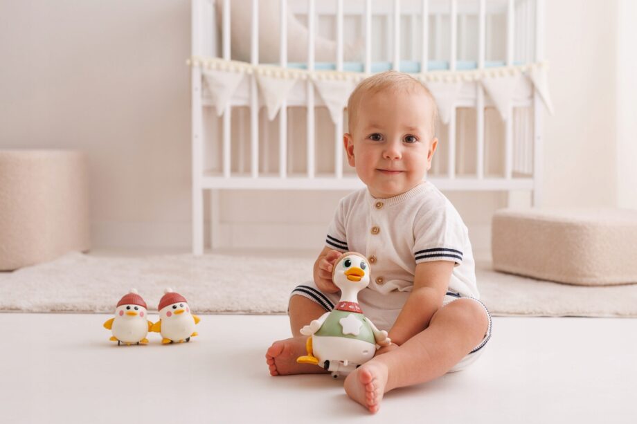 DUMEL ZABAWKA KACZKA MONIKA Z MALUCHAMI MELODIE KOŁYSANKI 6M+