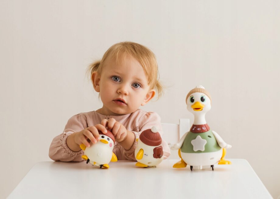 DUMEL ZABAWKA KACZKA MONIKA Z MALUCHAMI MELODIE KOŁYSANKI 6M+