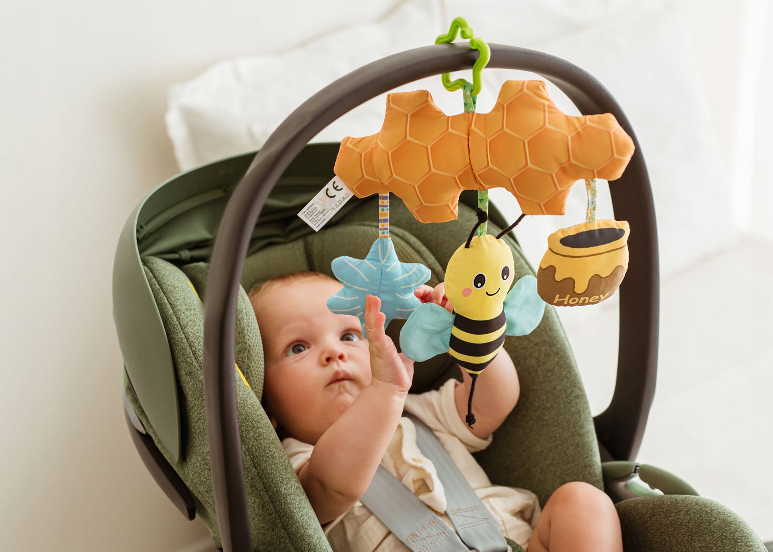 BALIBAZOO ZAWIESZKA PSZCZÓŁKA NA ŁĄCE PISZCZAŁKA GRZECHOTKA DZWONECZEK 0M+