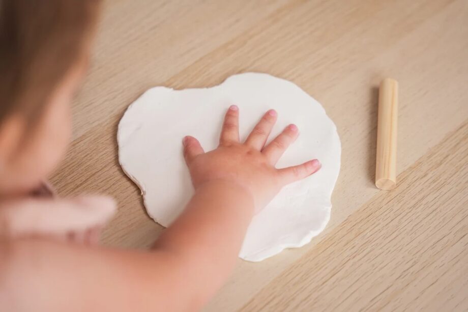 PETIT ARTICHAUT DREWNIANY MEDALION PAMIĄTKOWY NA ODCISK RĄCZKI NÓŻKI