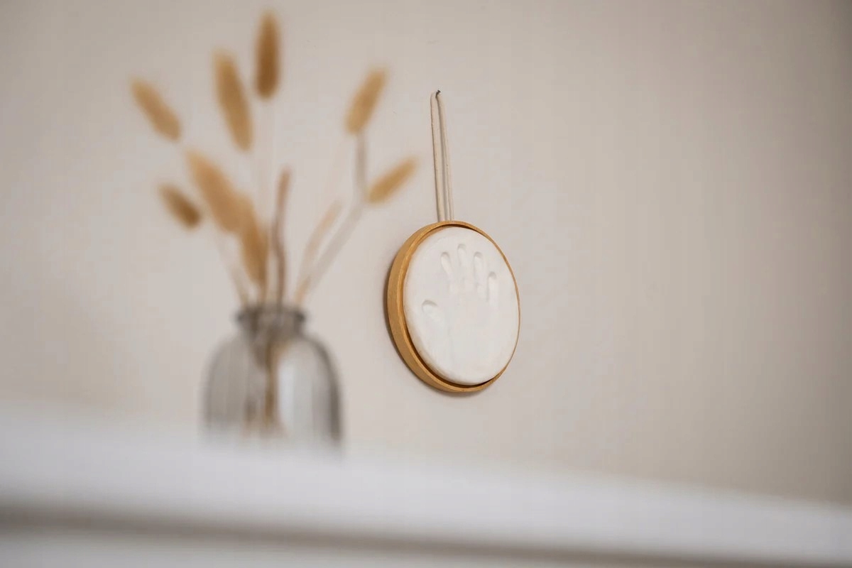 PETIT ARTICHAUT DREWNIANY MEDALION PAMIĄTKOWY NA ODCISK RĄCZKI NÓŻKI