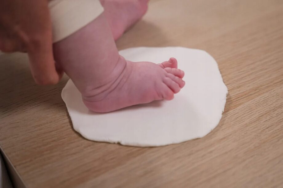 PETIT ARTICHAUT RAMKA NA ZDJĘCIE I DWA ODCISKI RĄCZKI NÓŻKI FALE
