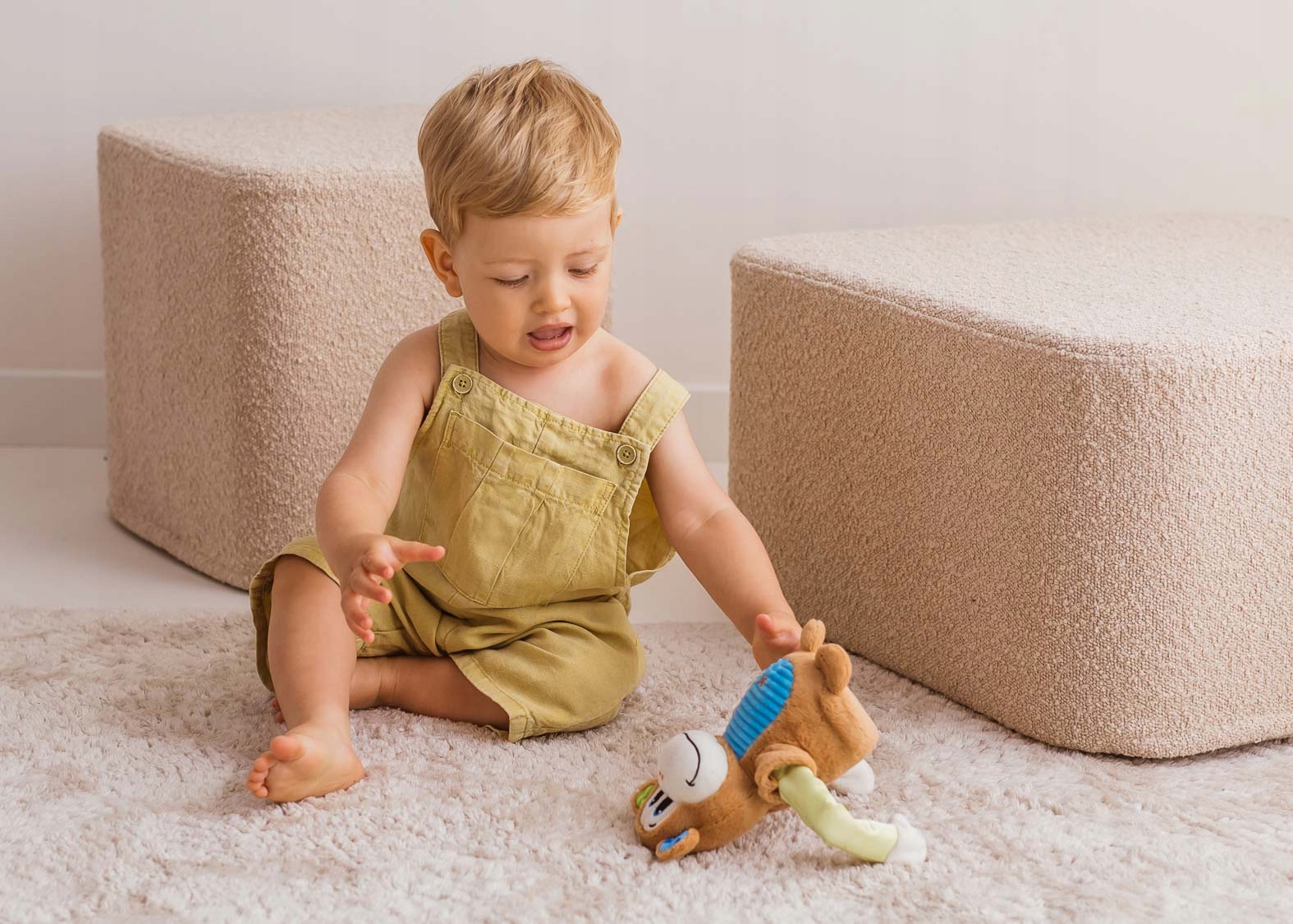 DUMEL FIKAJĄCA MAŁPKA OBROTOWE RĘCE MELODIE 18M+