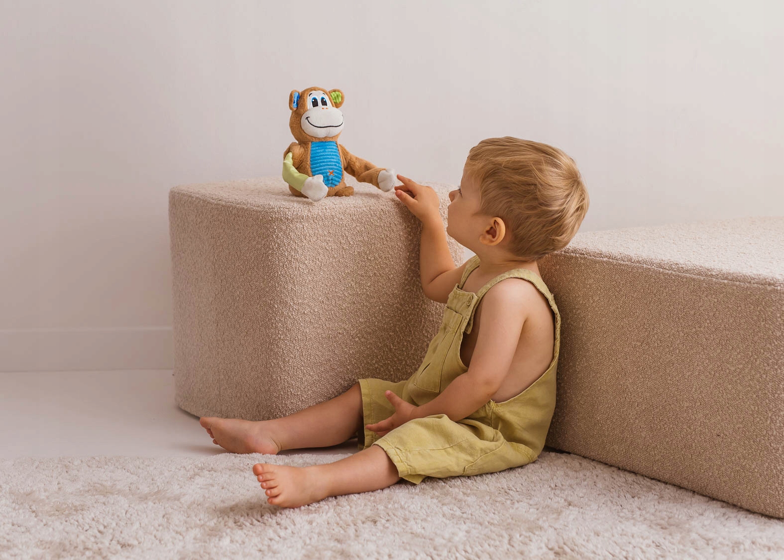 DUMEL FIKAJĄCA MAŁPKA OBROTOWE RĘCE MELODIE 18M+