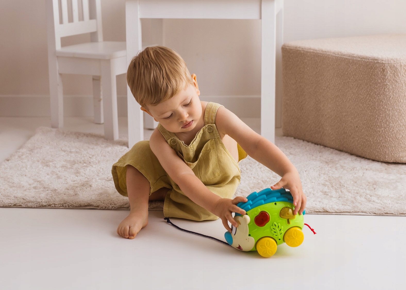 DUMEL ZABAWKA ODJAZDOWY JEŻYK ZE SZNURECZKIEM MIELODIE ŚWIATEŁKA PIOSENKI