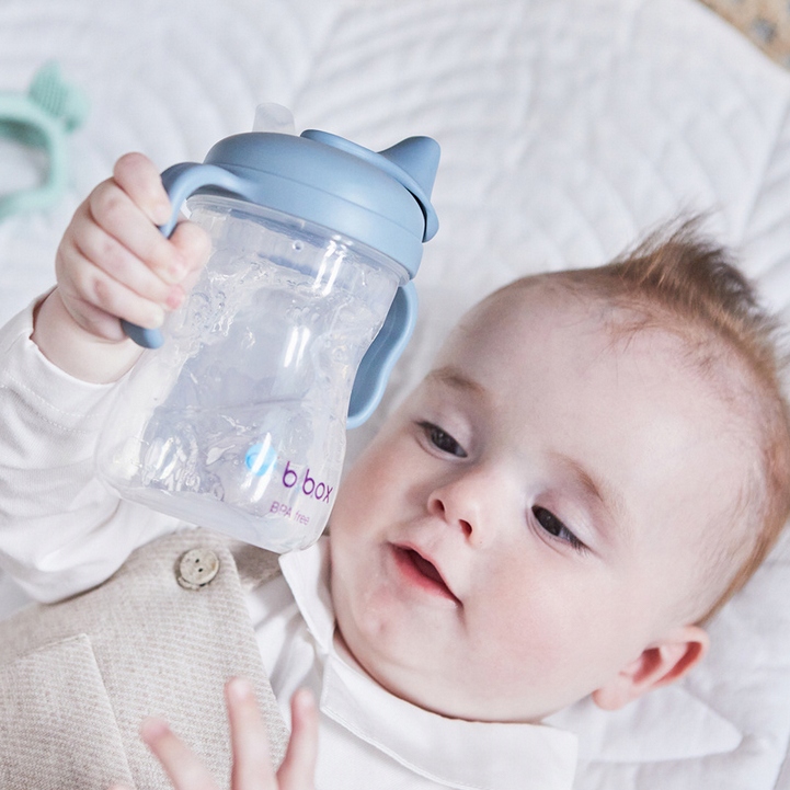 B.box KUBEK Z MIĘKKIM SILIKONOWYM USTNIKIEM Z UCHWYTAMI NIEKAPEK 4M+