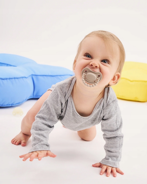 LUU KIDS SMOCZEK SILIKONOWY POZYCJONUJACY 0-3 SAND STORM