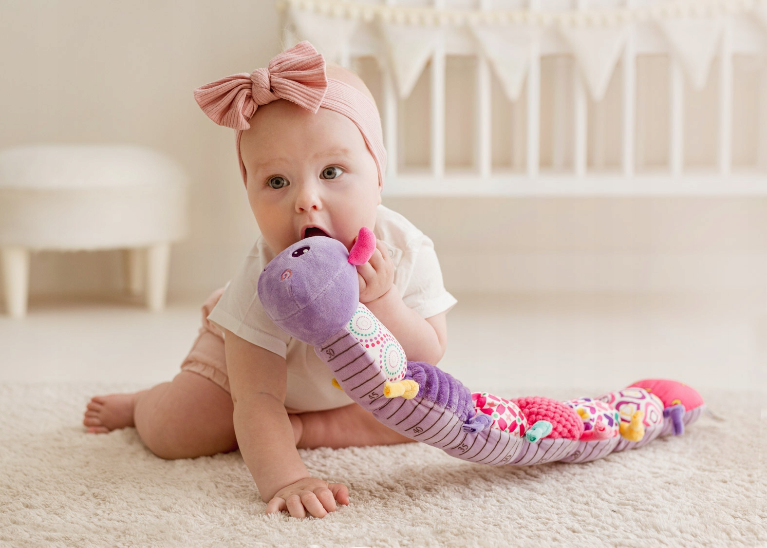 JOLLY BABY GĄSIENICA ZOSIA Z MIARKĄ PLUSZOWA SENSORYCZNA 0M+