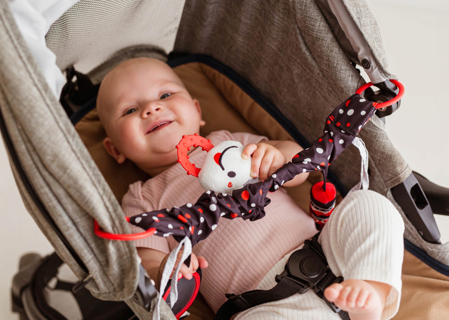 BALIBAZOO ZAWIESZKA SENSORYCZNA DO WÓZKA KONTRASTOWA KROWA 0M+