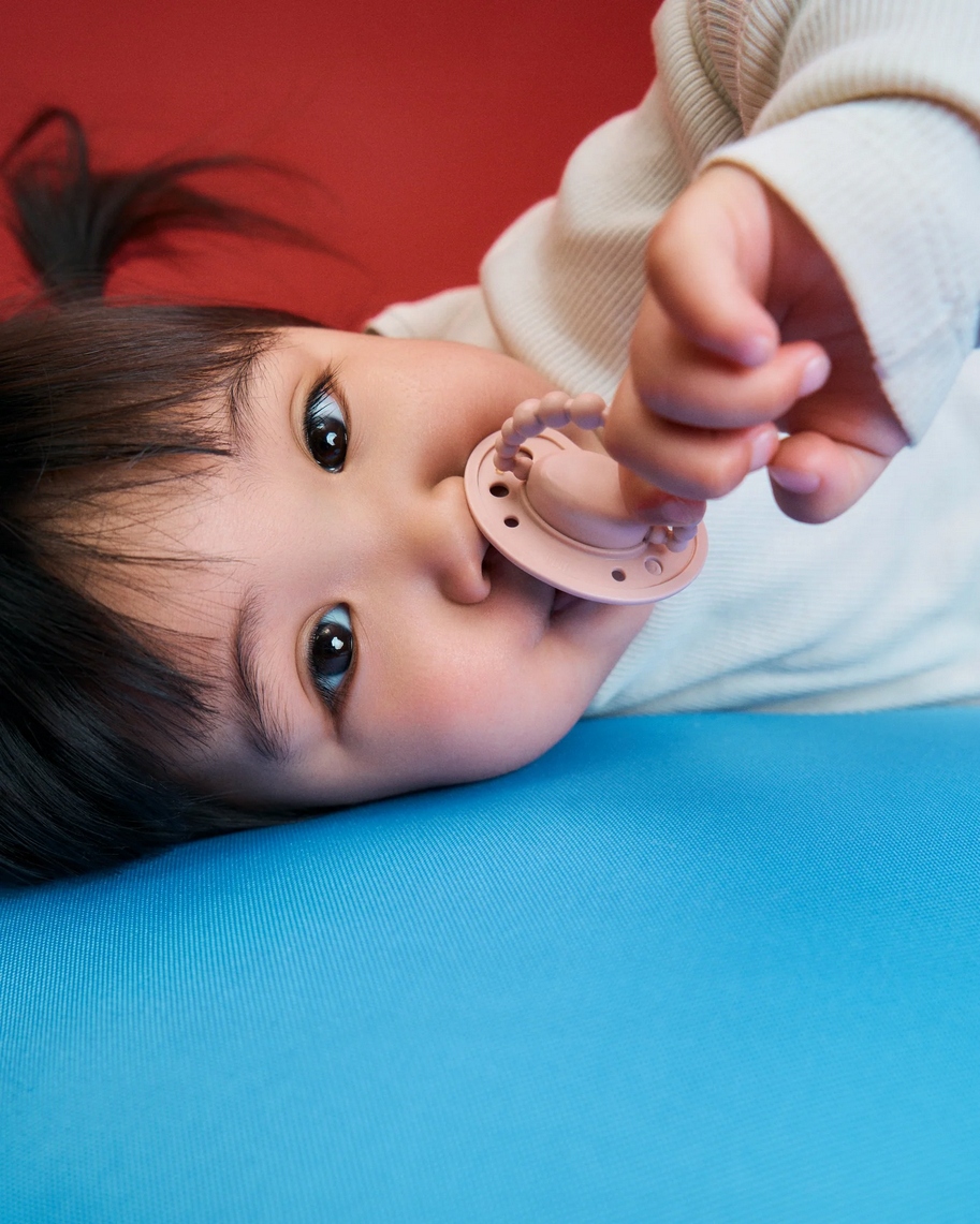 LUU KIDS SMOCZEK SILIKONOWY POZYCJONUJACY 3-6 VELVET BLUSH