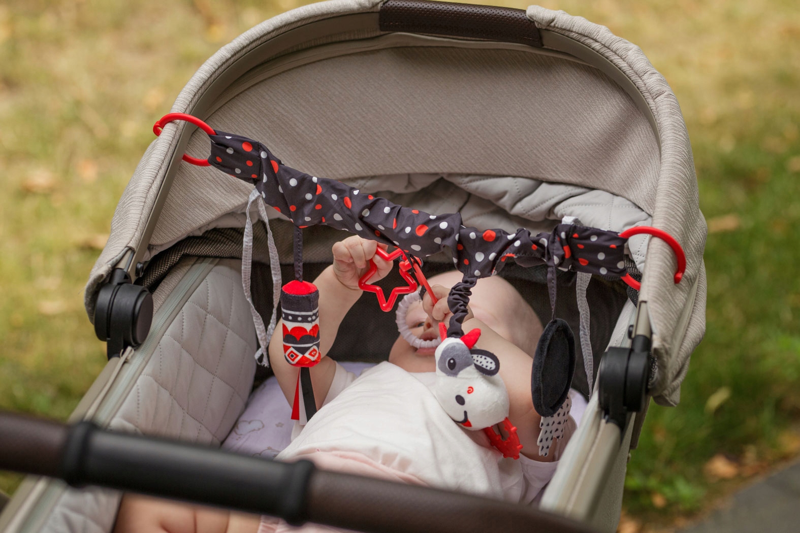 BALIBAZOO ZAWIESZKA SENSORYCZNA DO WÓZKA KONTRASTOWA KROWA 0M+